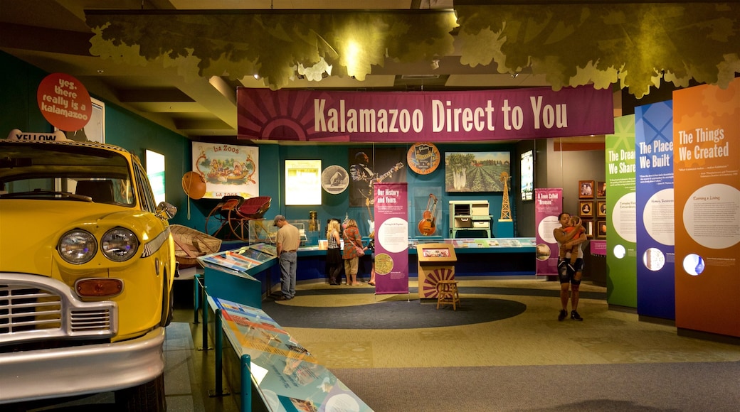 Kalamazoo Valley Museum che include vista interna cosi come un piccolo gruppo di persone