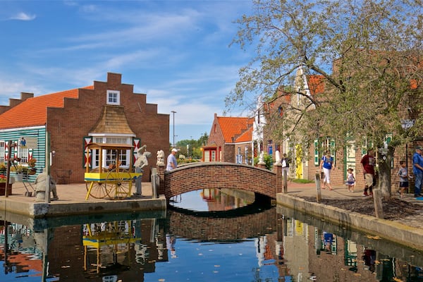 Dutch Village mit einem Brücke, Kleinstadt oder Dorf und Fluss oder Bach