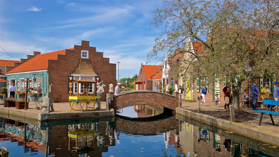 Dutch Village caratteristiche di ponte, piccola città o villaggio e fiume o ruscello
