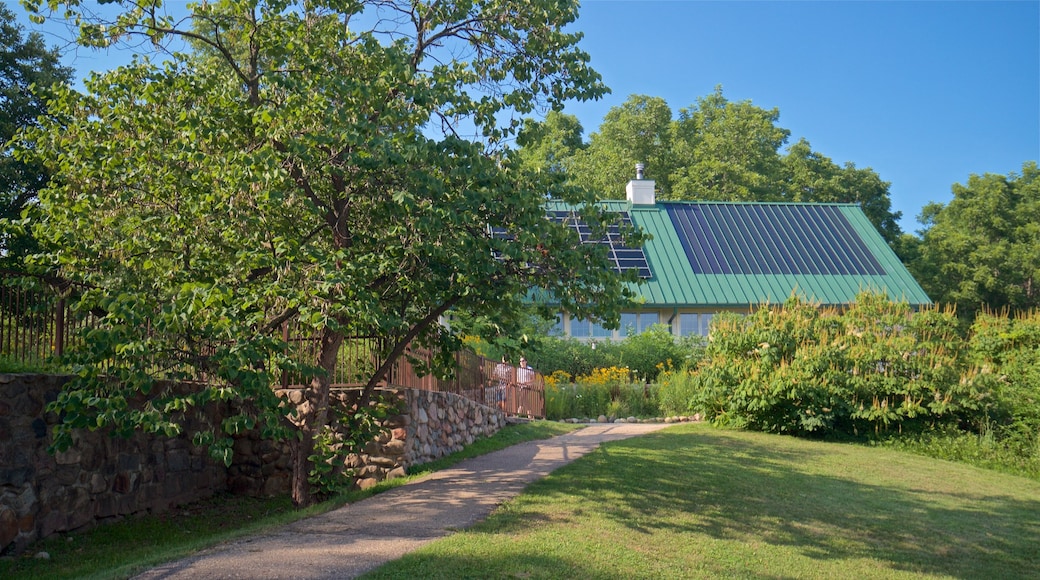 Leslie Science Center featuring a garden