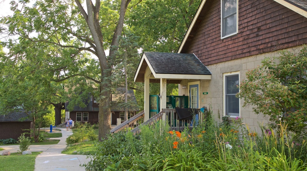 Leslie Science Center showing a house