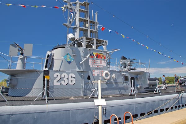 USS Silversides mostrando artículos militares y una marina