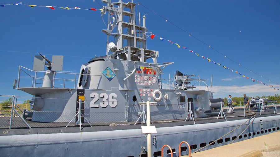 USS Silversides presenterar millitärobjekt och en marina