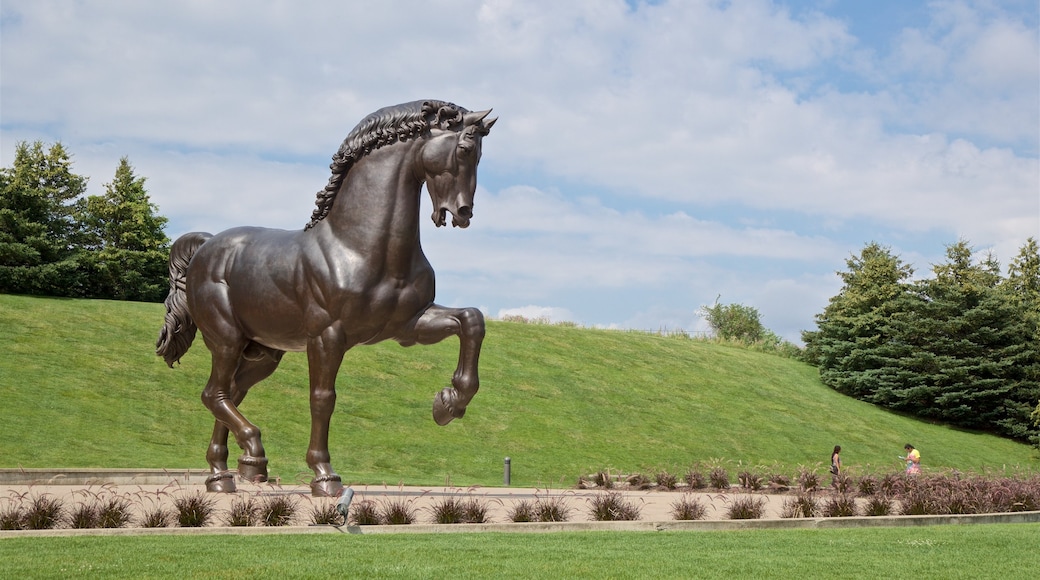 Leonardo da Vinci\'s Horse ofreciendo una estatua o escultura, un parque y arte al aire libre