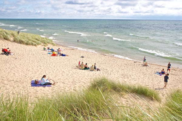 Tunnel Park welches beinhaltet Sandstrand und allgemeine Küstenansicht sowie kleine Menschengruppe