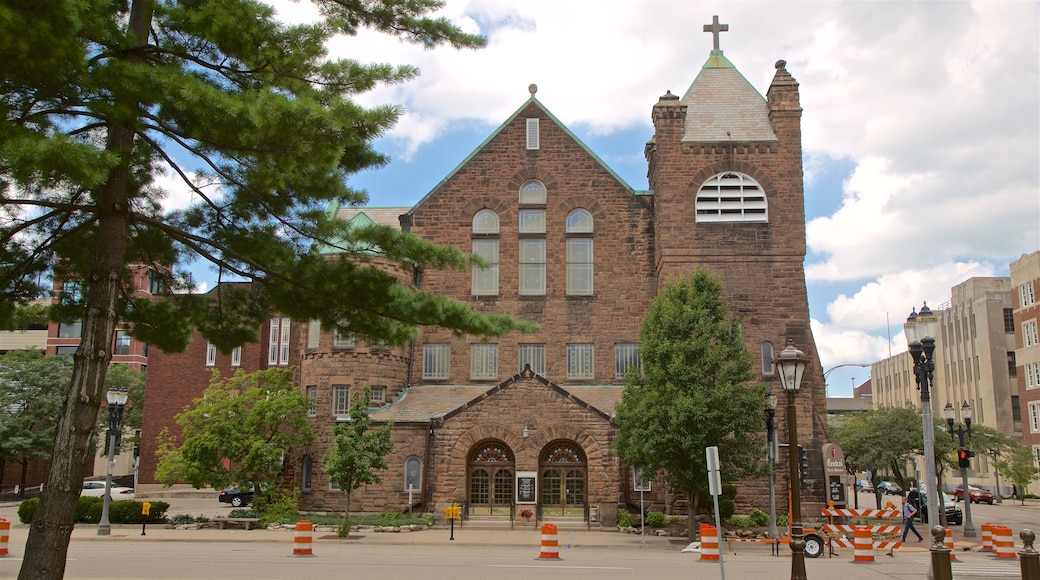 First United Methodist Church mostrando uma igreja ou catedral e arquitetura de patrimĂŽnio