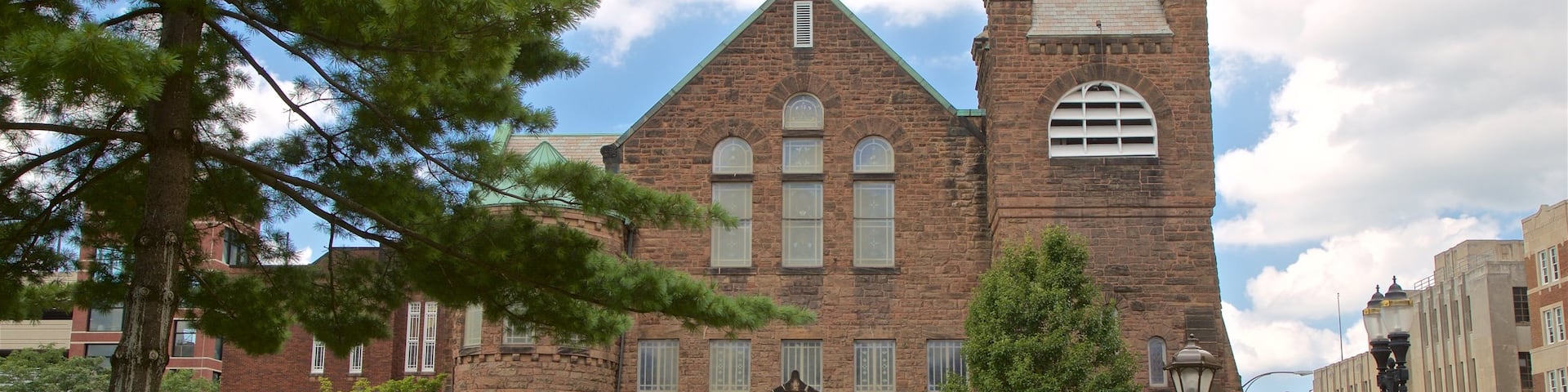 Iglesia Metodista Unida Central mostrando patrimonio de arquitectura y una iglesia o catedral