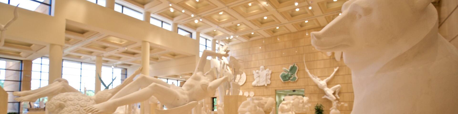 Museo de Escultura Marshall M. Fredericks mostrando arte, una estatua o escultura y vistas interiores