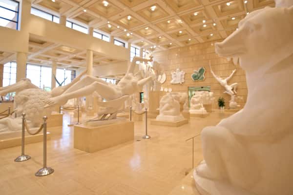 Marshall M. Fredericks Sculpture Museum which includes a statue or sculpture, art and interior views