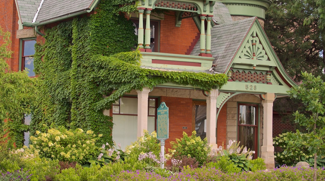 Rogers-Carrier House som inkluderar ett hus och blommor