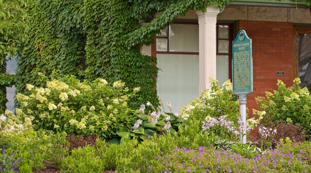 Rogers-Carrier House som inkluderar skyltar, blommor och ett hus