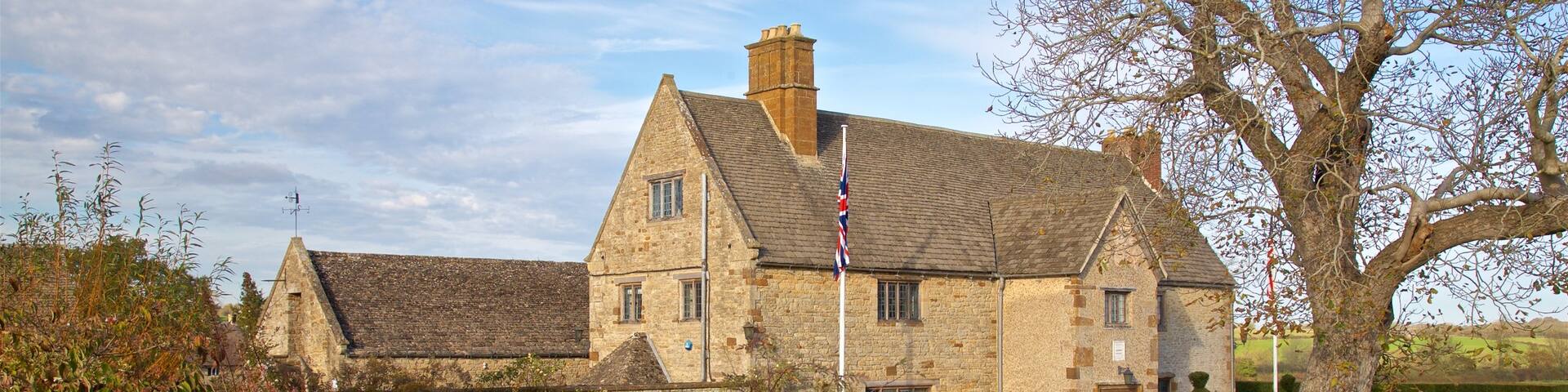 Sulgrave Manor showing a small town or village