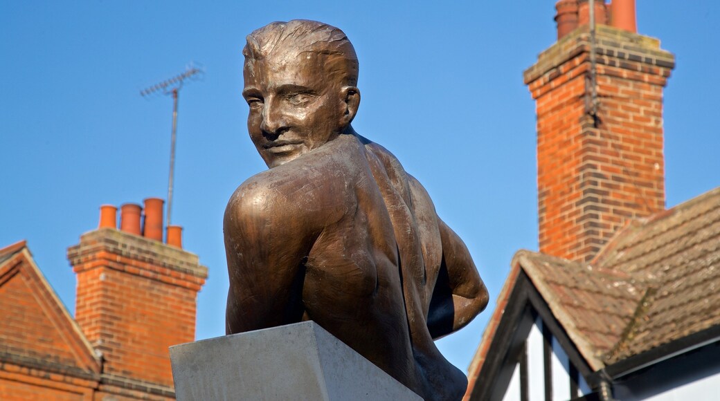 Ipswich qui includes statue ou sculpture