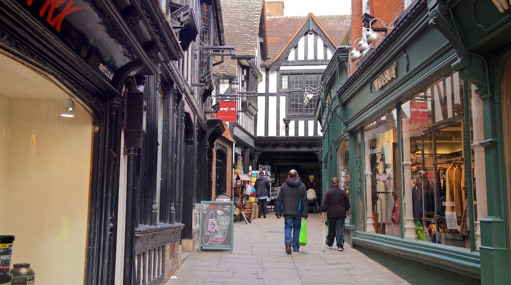 Ipswich caratteristiche di strade cosi come un piccolo gruppo di persone