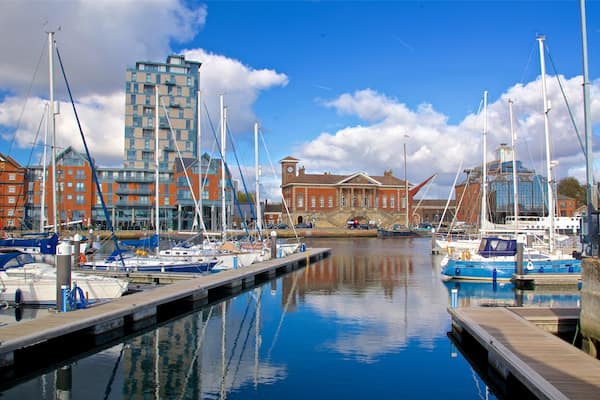 Custom House mettant en vedette baie ou port