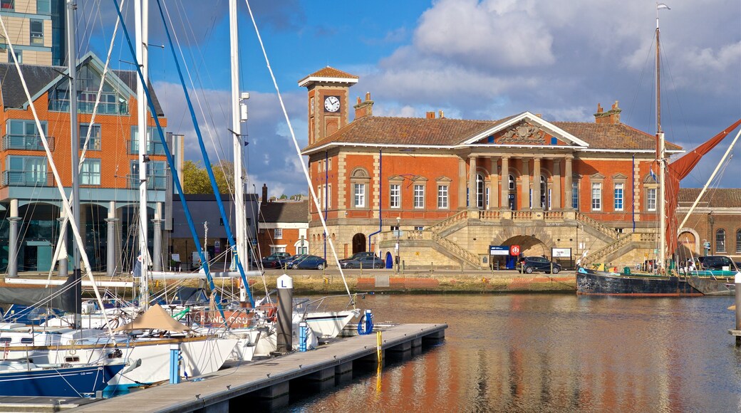 Custom House toont historische architectuur en een baai of haven