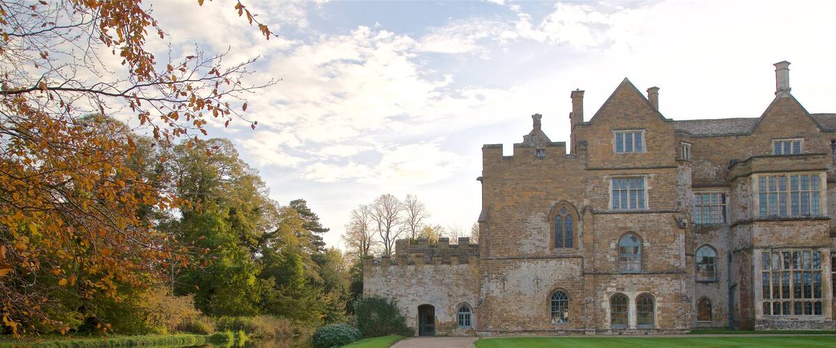 Broughton Castle og byder på historiske bygningsværker og en flod eller et vandløb