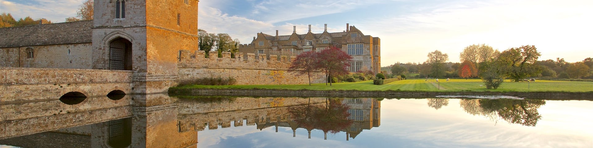 Broughton Castle which includes a castle, heritage architecture and a sunset