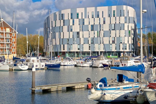 University Campus Suffolk mettant en vedette baie ou port