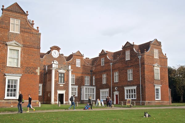 Christchurch Mansion qui includes maison et patrimoine architectural aussi bien que petit groupe de personnes