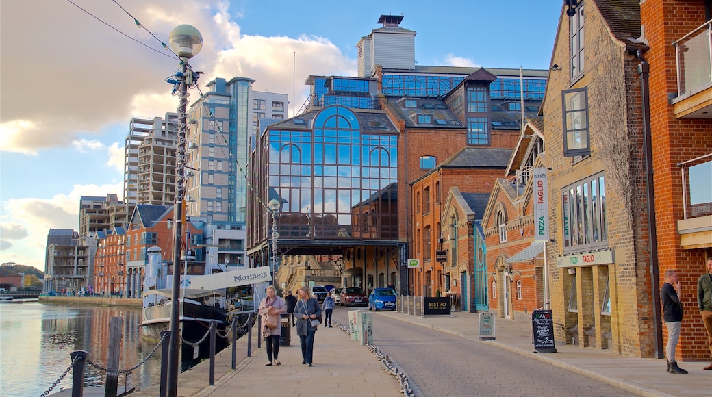 Lungomare di Ipswich mostrando strade e fiume o ruscello cosi come coppia