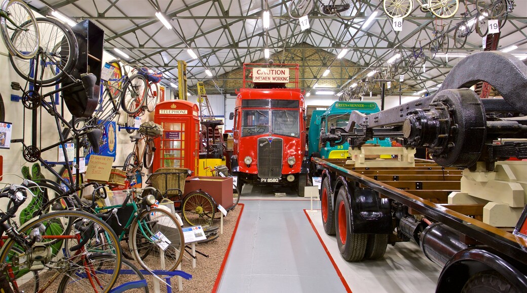 Museo del Transporte de Ipswich mostrando vistas interiores y elementos del patrimonio