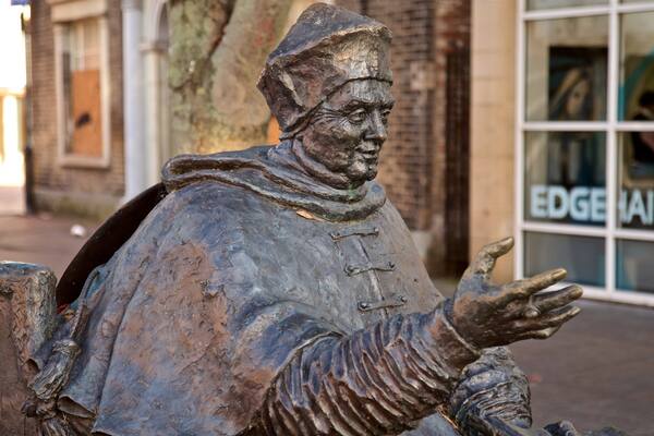 Statue von Kardinal Thomas Wolsey welches beinhaltet religiöse Elemente und Statue oder Skulptur