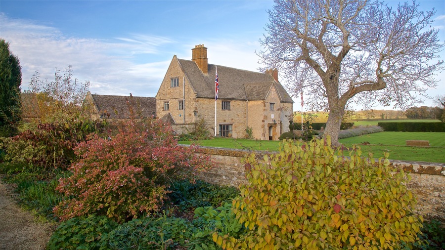 Sulgrave Manor showing a house