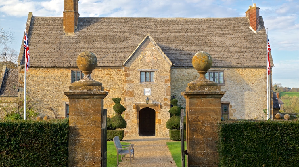 Sulgrave Manor showing a house