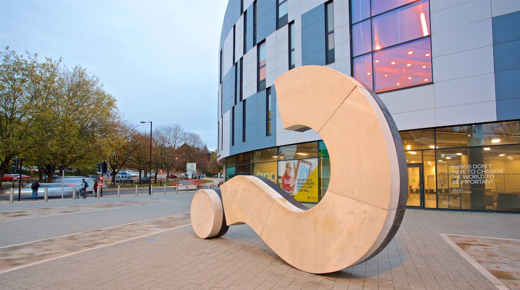 The Question Mark Sculpture 设有 戶外藝術
