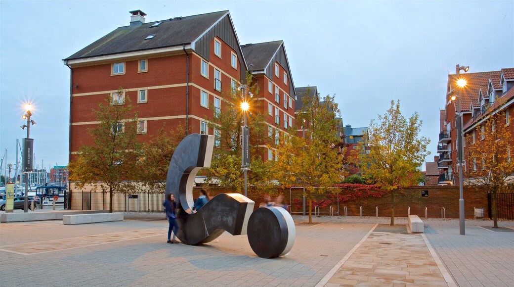 The Question Mark Sculpture mostrando arte al aire libre