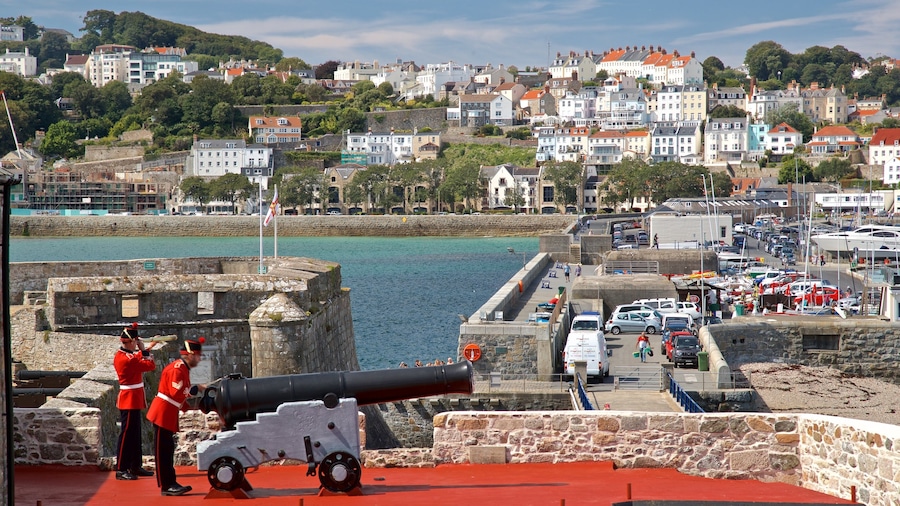 Castle Cornet som viser en kystby, kulturarvsgenstande og militærgenstande