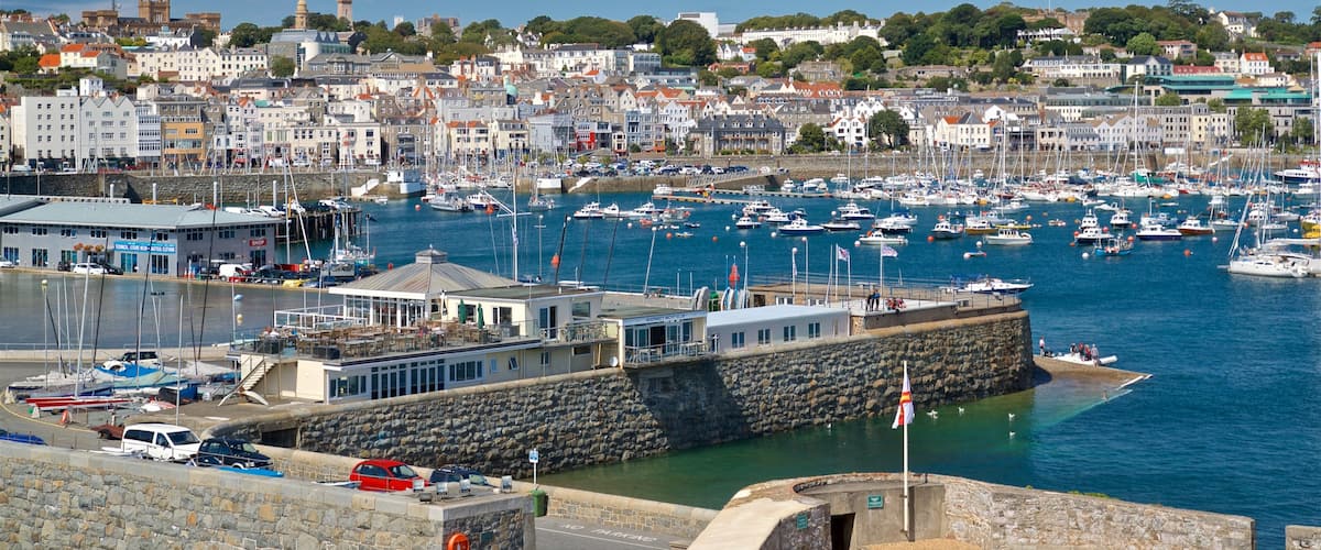 Saint Peter Port ofreciendo una ciudad costera y una bahía o puerto