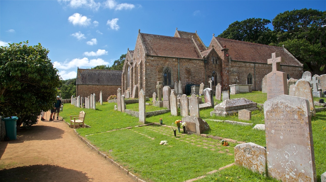 Parish Church of St. Brelade caratteristiche di chiesa o cattedrale, oggetti d\'epoca e cimitero