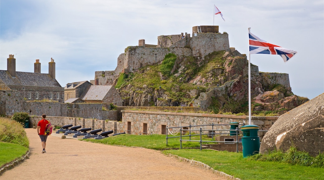 Elizabeth Castle que incluye castillo o palacio y también un hombre