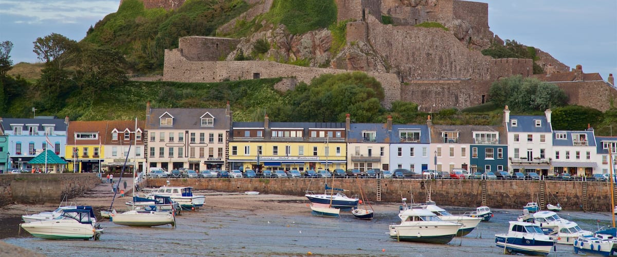 Mont Orgueil Castle que incluye una bahía o puerto, un castillo y una ciudad costera