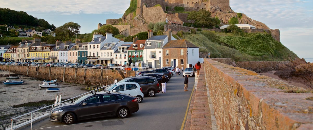 Gorey mostrando uma baía ou porto, um castelo e uma cidade litorânea