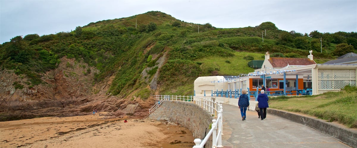 La Grève de Lecq mettant en vedette vues littorales et plage de sable aussi bien que couple