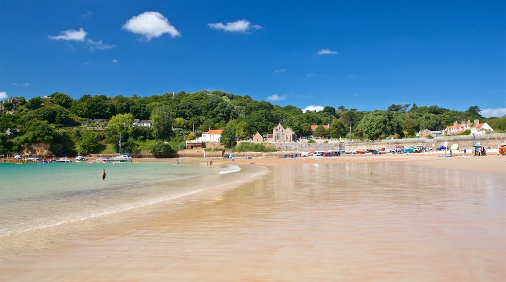 Playa St Brelade\'s Bay mostrando vistas generales de la costa y una playa