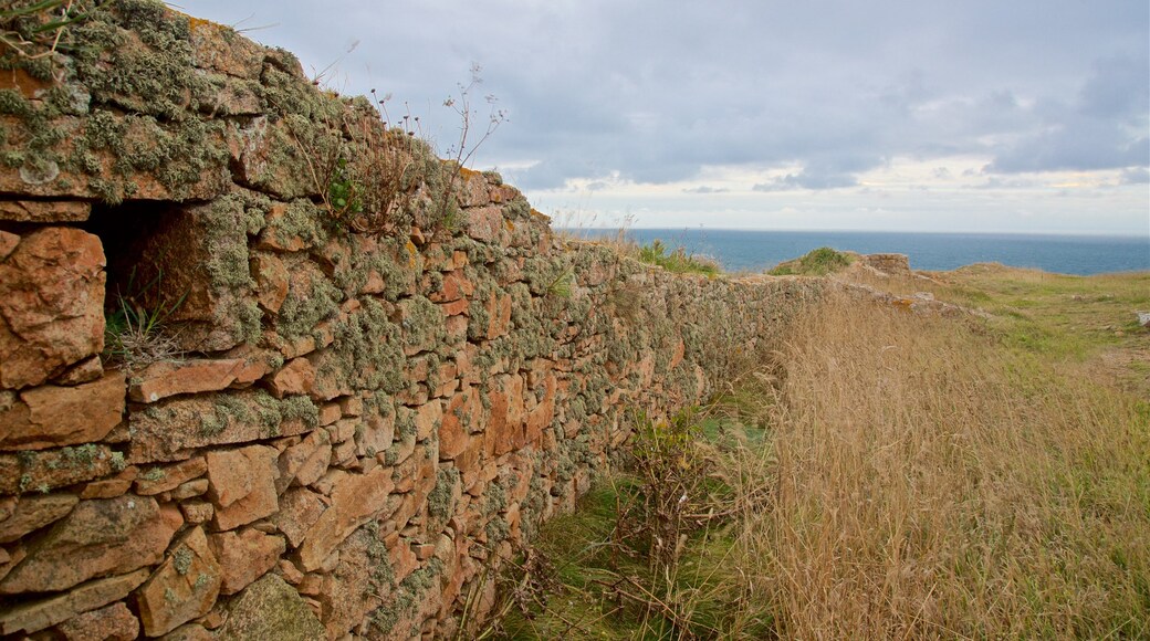 Grosnez Castle showing a ruin