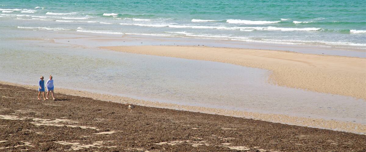 Saint Ouen que incluye una playa y vistas de una costa y también una pareja