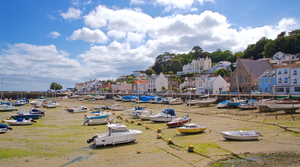 St Aubin che include località costiera e baia e porto