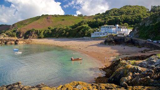 Bouley Bay che include costa frastagliata, casa e spiaggia sabbiosa