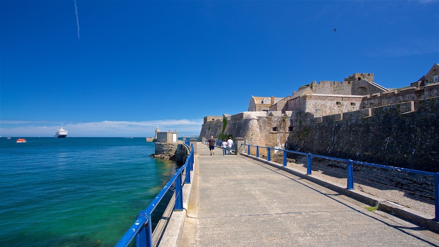 Castle Cornet showing general coastal views, heritage elements and a bridge