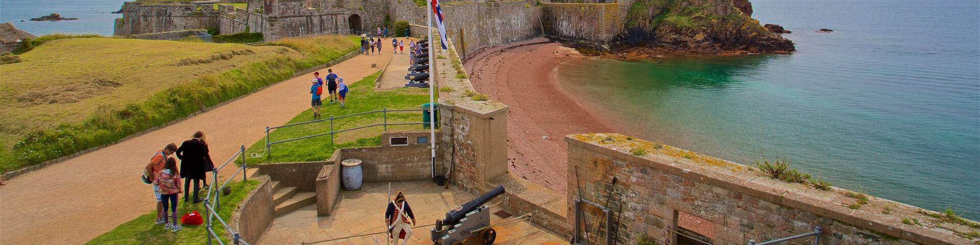 Elizabeth Castle das einen allgemeine KĂŒstenansicht, Palast oder Schloss und Sandstrand