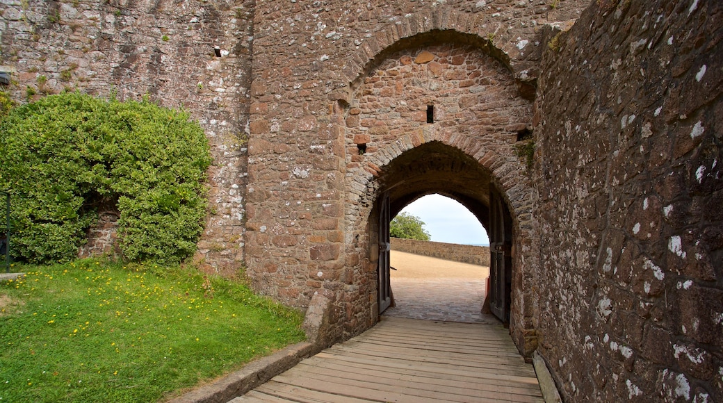 Castelo de Mont Orgueil que inclui elementos de patrimônio