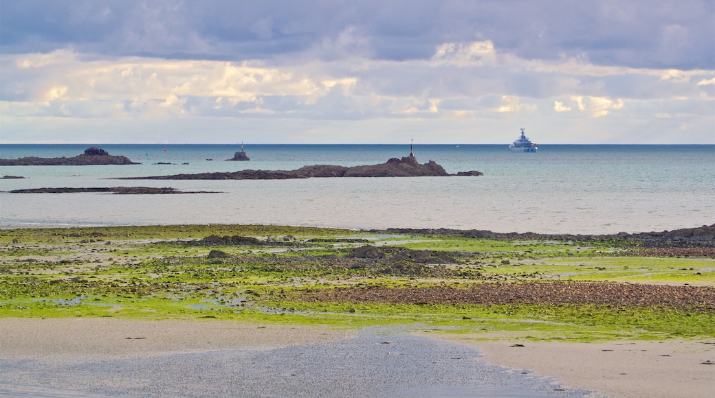 Praia de St. Helier mostrando paisagens litorâneas e cruzeiro