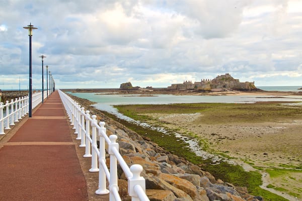 St. Helier Beach das einen allgemeine KĂŒstenansicht und Burg