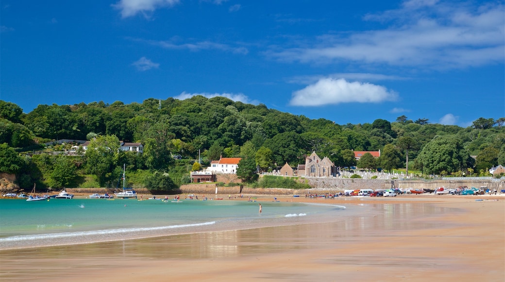 Praia da Baía de St Brelade que inclui paisagens litorâneas e uma praia