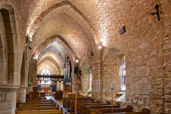 Parish Church of St. Brelade welches beinhaltet Innenansichten, Geschichtliches und Kirche oder Kathedrale